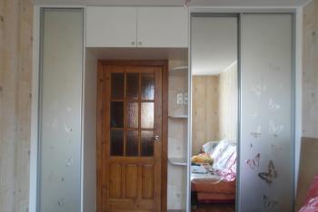 Options for sliding wardrobes with mezzanines, review of models Built-in sliding wardrobes with mezzanines